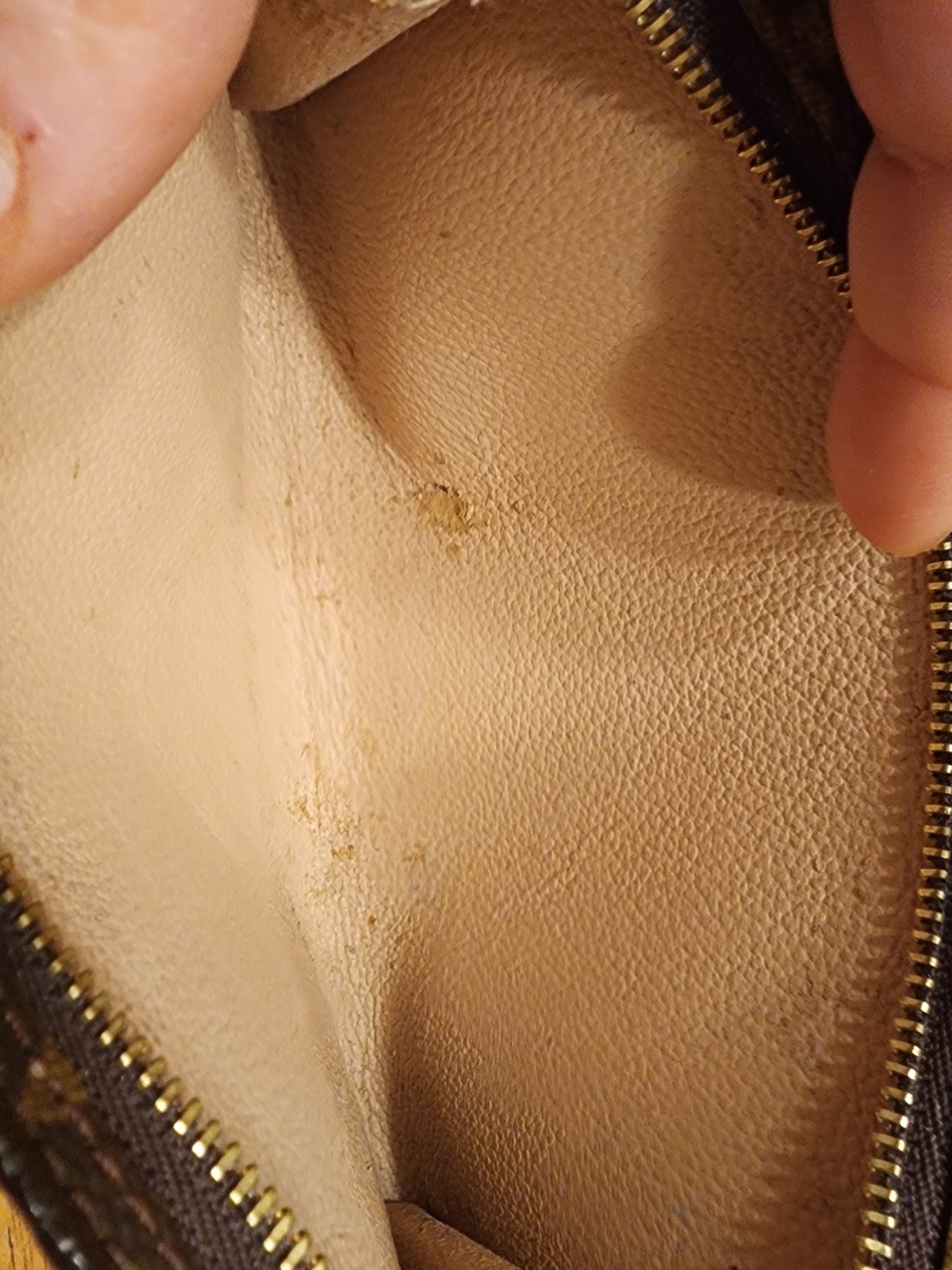 Louis Vuitton Monogram Toiletry Pouch 15 made of canvas. - Picture 9 of 16